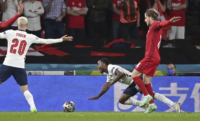 Селекционерът на Дания след загубата от Англия: На терена имаше две топки и сигнализирах. Това повлия на играта при ситуацията около дузпата