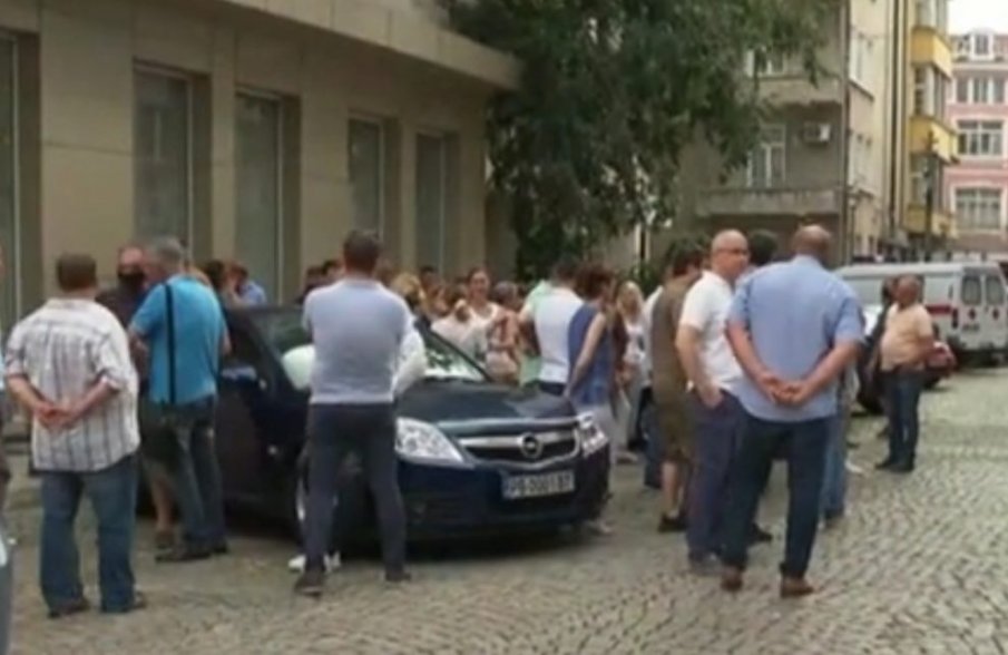 Скандалът се разраства! Протест и пред полицията в Пловдив – МВР на Рашков нахлуло и в дома на областния лидер на ГЕРБ