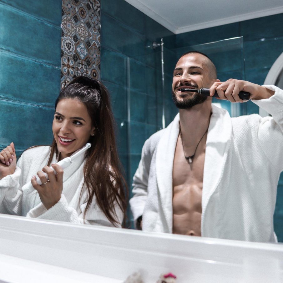 Д-р Тасев и жена му се любят на гръцки залези (СНИМКИ)