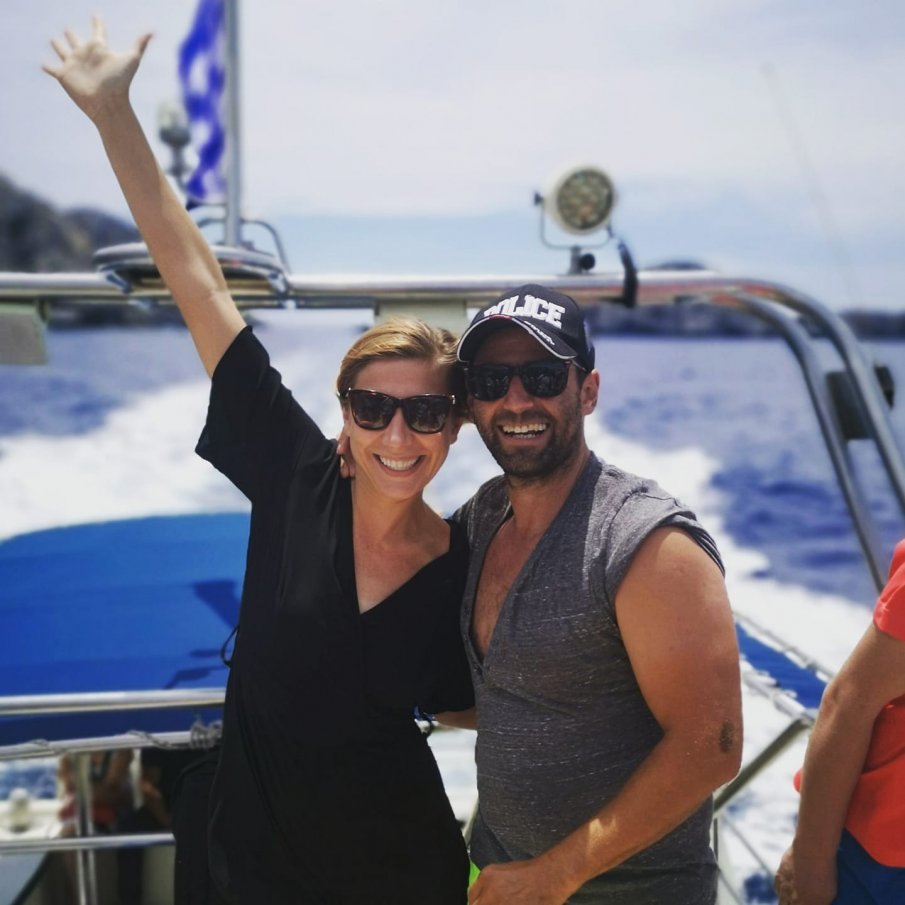 ГЛЕДАН МЪЖ: Майстор Караджов се ошишка след сватбата (СНИМКИ)