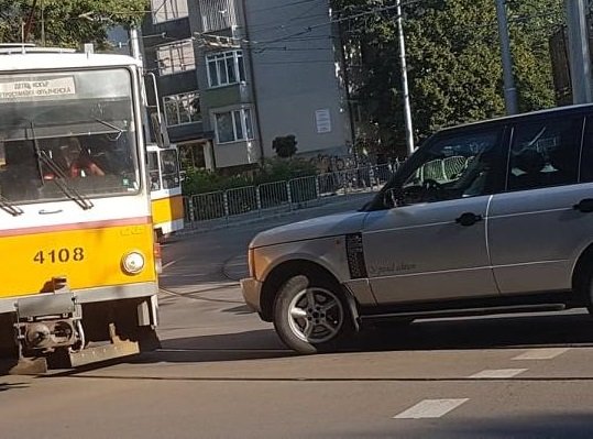 ОТ ПОСЛЕДНИТЕ МИНУТИ: Трамвай удари джип след непозволен обратен завой в София