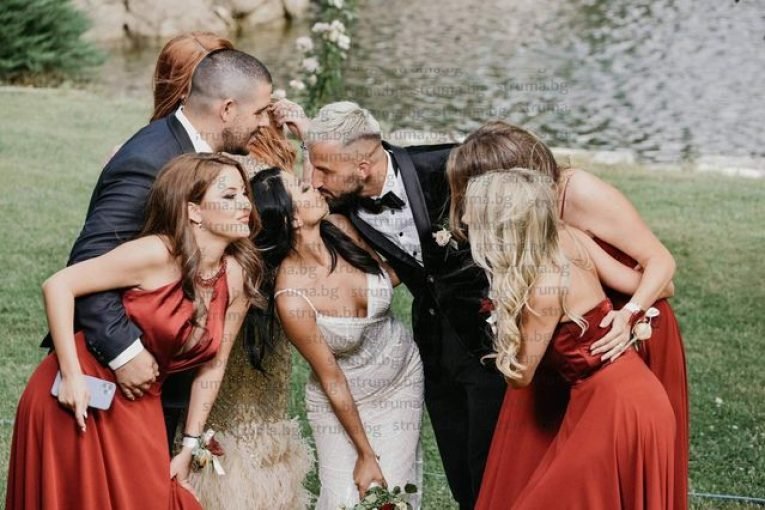 ТЪПАНЪТ УДАРИ: Тежка сватба в Черно море - моряците ожениха капитана си