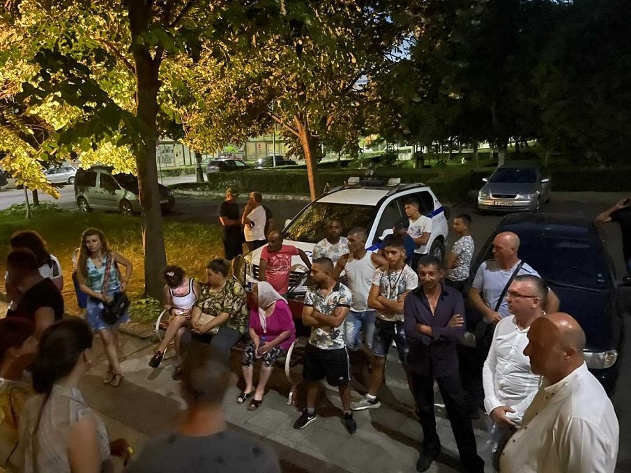 ЗАРАДИ РЕПРЕСИИТЕ НА РАШКОВ: Протестиращи с нощно бдение пред РУ-Поморие - не дават информация на съпругата, дъщерята и зетя на кмета на с. Бата (ВИДЕО)