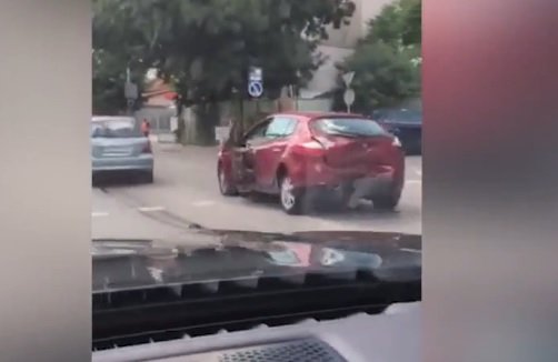 ПЪРВО В ПИК TV: Две коли се удариха на бул. Сливница в Люлин (ВИДЕО)