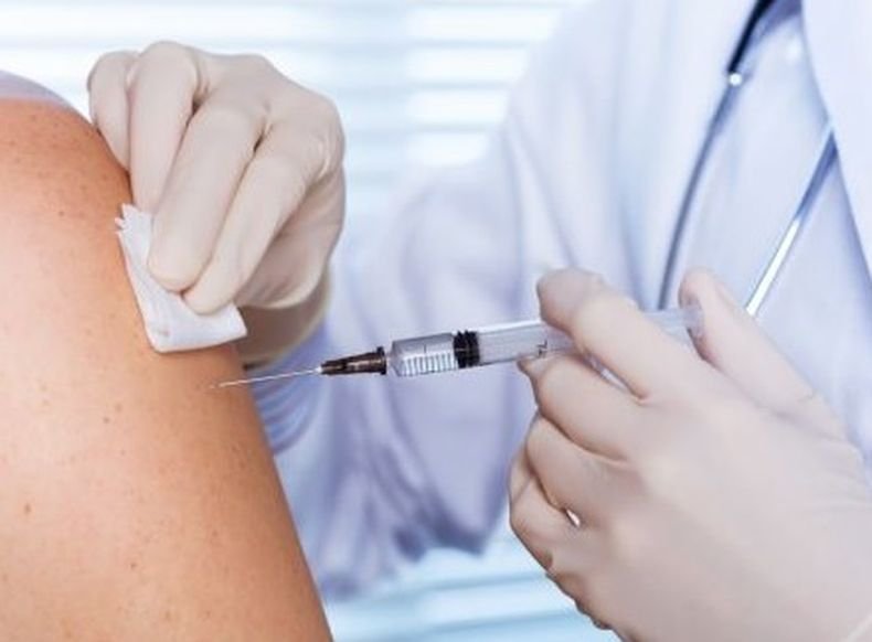 Гърция наложи задължителна ваксинация за здравни работници - глобата е до 200 хил. евро