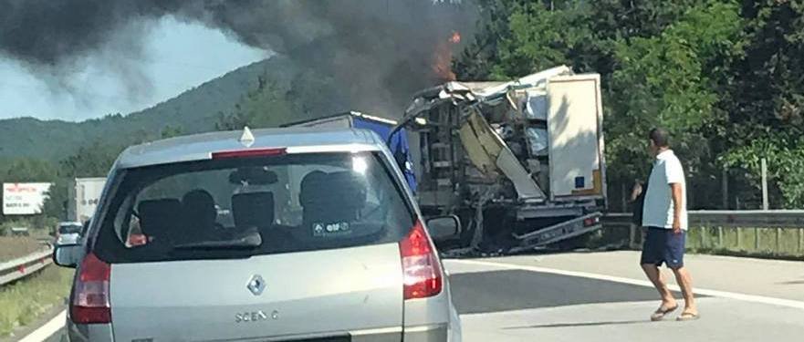 ИЗВЪНРЕДНО: Тир пламна след катастрофа на АМ Тракия