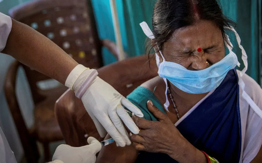 Измамници ваксинираха над 2000 индийци със солен разтвор