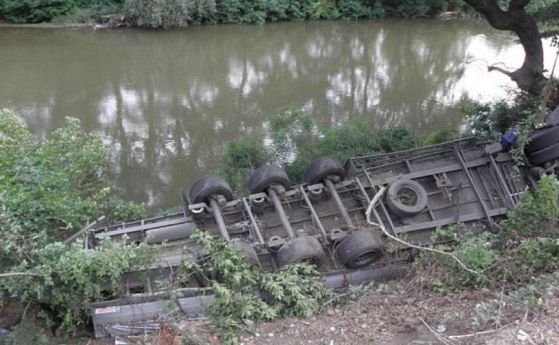 ИЗВЪНРЕДНО! Камион падна в Тунджа край Калофер