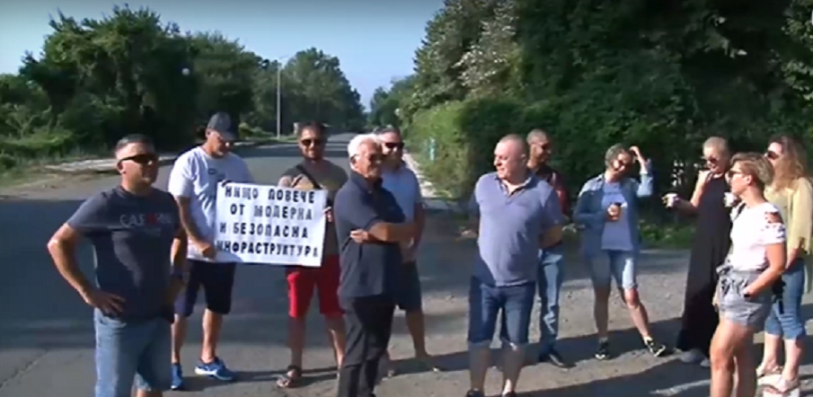 Протест в Приморско заради счупен път