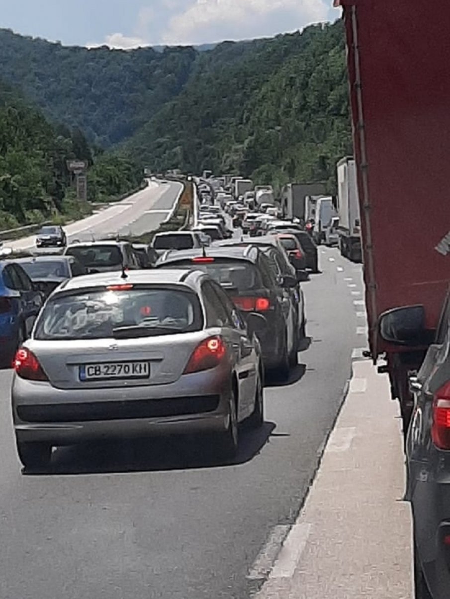 ЖЕСТОКА ТАПА: Километрично задръстване на магистрала Хемус в посока София