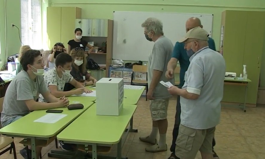 ТОТАЛЕН ХАОС: Русенци късат разписките си от машините - вотът им не е отчетен правилно (ВИДЕО)