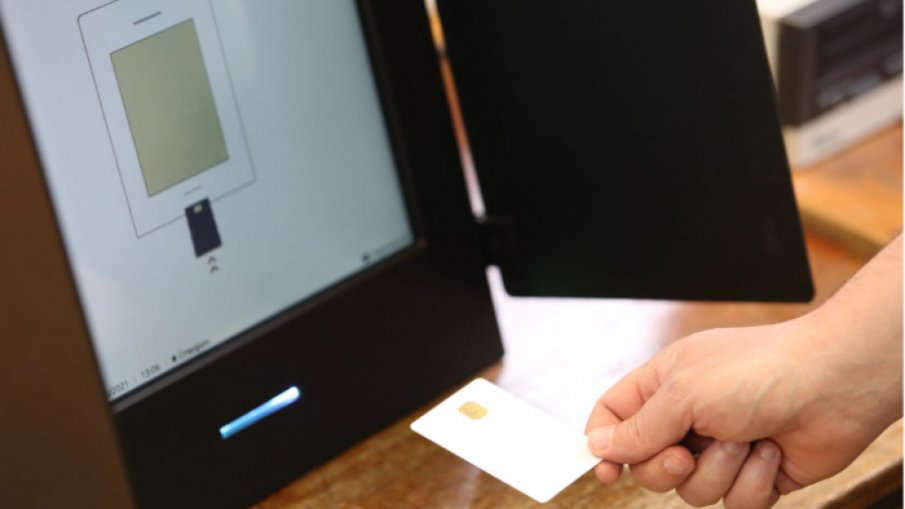 ИЗБОРНА ШАШМА: Проверяват сигнал за мъж, гласувал с различни карти в село Градец