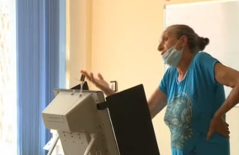 КУРИОЗ: Жена гласува близо час с машина