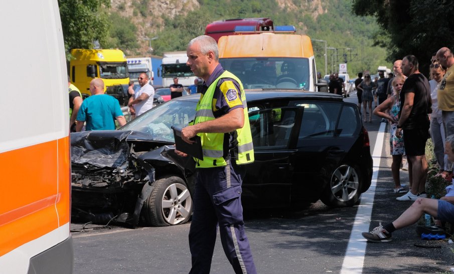 Катастрофа блокира трафика в Кресненското дефиле