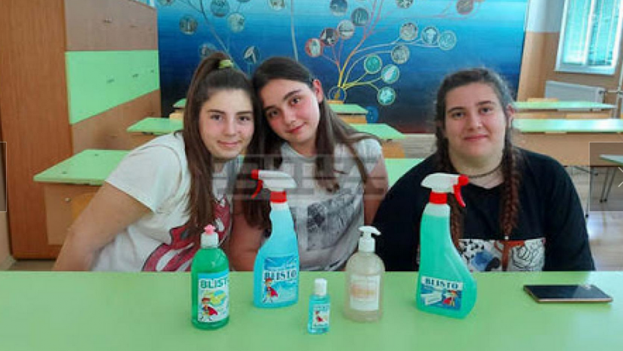 Ученици произвеждат дезинфектанти в Стара Загора