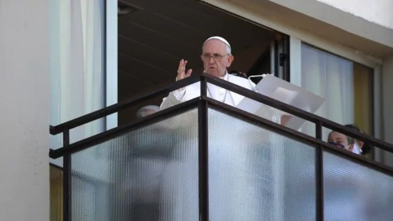 Папа Франциск е изписан от болница 10 дни след операцията му