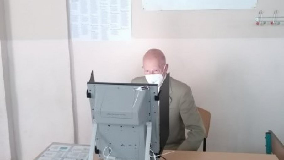 Симеон Сакскобургготски гласува в София