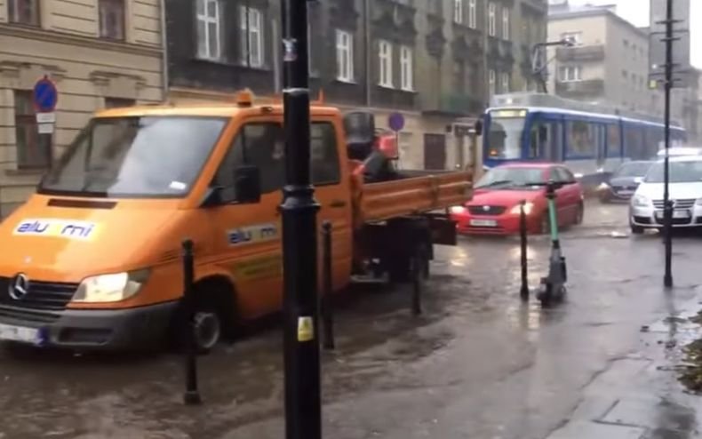 Бури причиниха наводнения и значителни щети в Полша