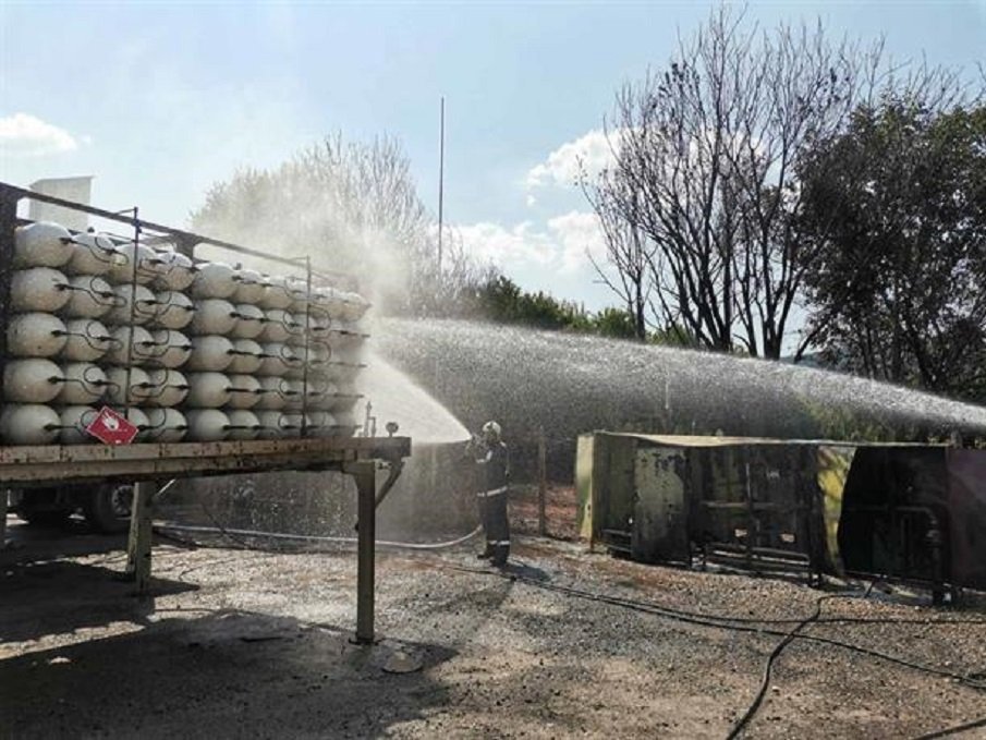 Предотвратиха разрастването на пожар и опасност от взрив в асфалтова база (СНИМКИ)