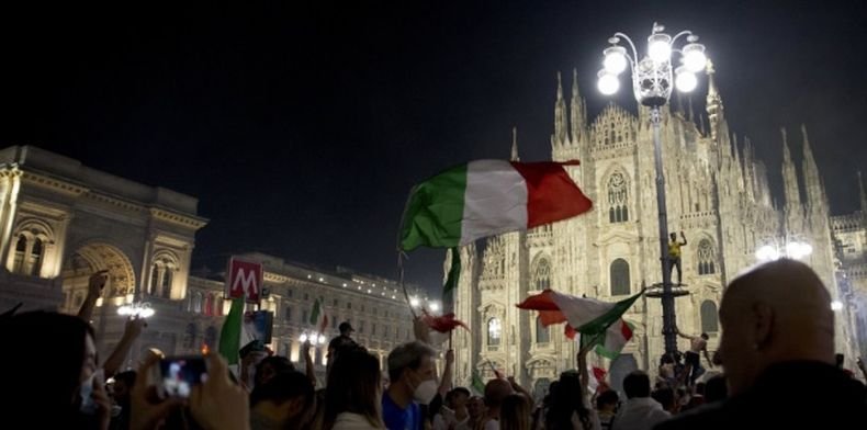 В Италия празнуваха цяла нощ титлата на играчите на Роберто Манчини на Евро 2020