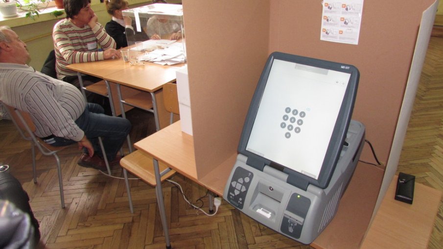 СИГНАЛ ДО ПИК: Само 4-ма успяха да гласуват за 20 минути във Френската гимназия в София. Забраняват на полицаи да пускат вота си