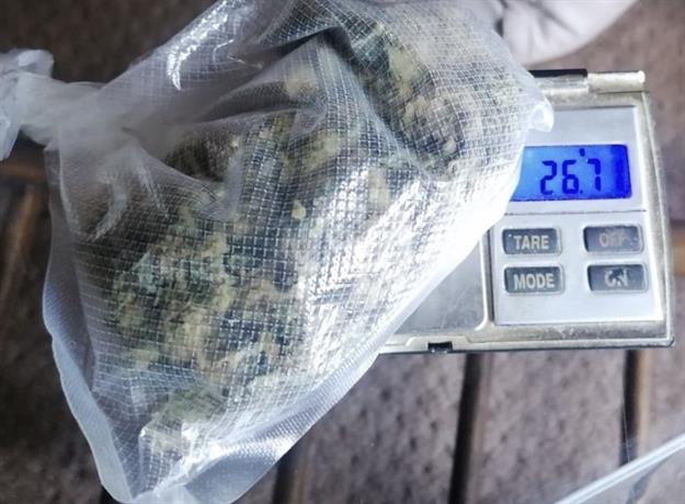 Задържаха 27-годишен дилър на дрога в момент на сделка (СНИМКИ)