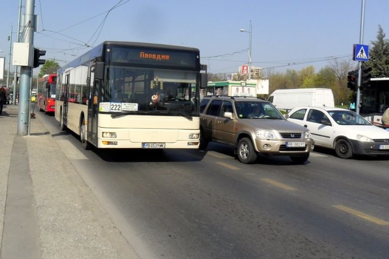 Пътничка пострада при рязко спиране на автобус от градския транспорт