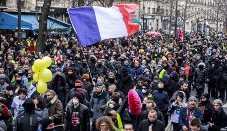 Над 160 000 французи излязоха на протести срещу „здравните сертификати” и задължителната ваксинация