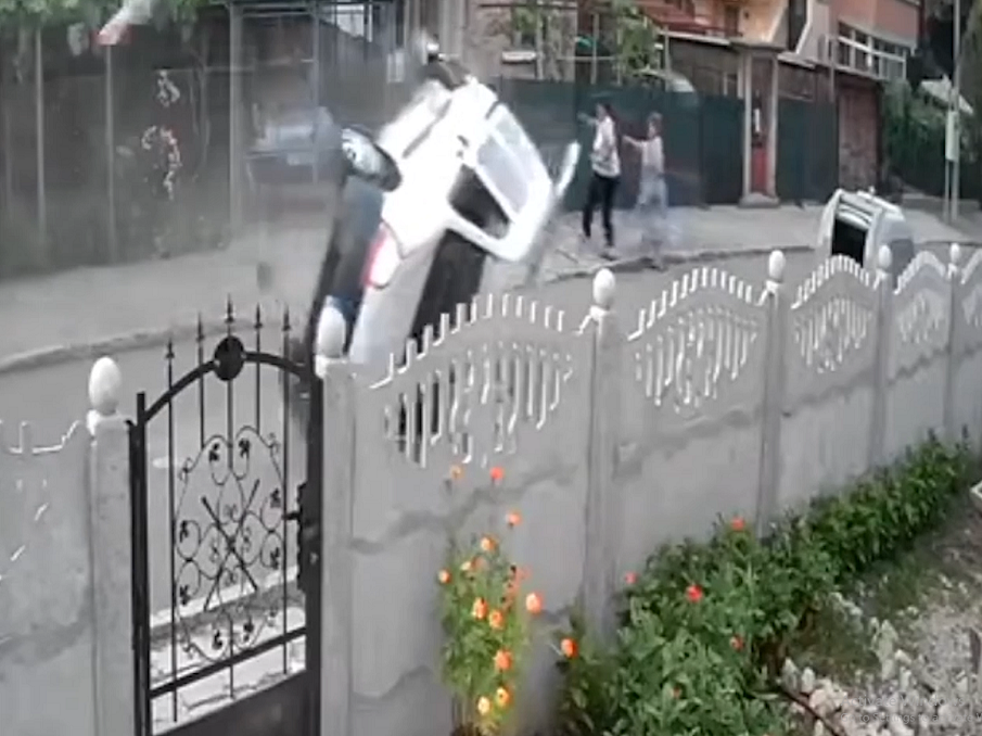 Ужасяваща катастрофа в Бургас навръх изборите – жени се разминаха на косъм от смъртта (ВИДЕО)