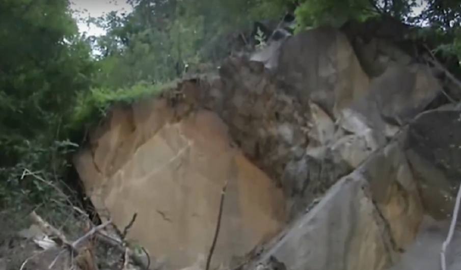 Тонове скали рухнаха на пътя край Велико Търново