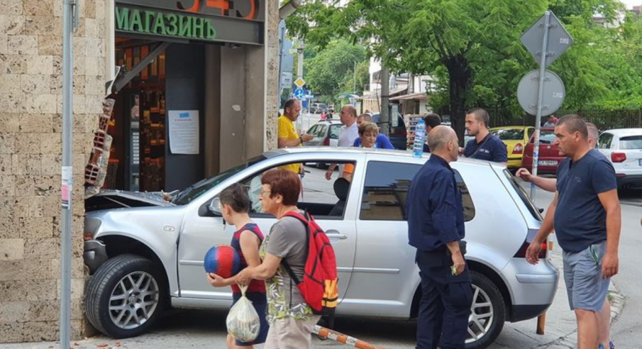 Голф с четирима младежи се заби в магазин в столичния квартал Редута