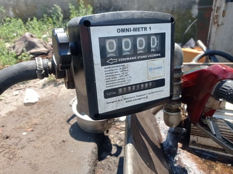 Митничари иззеха 590 литра гориво от паркинг, превърнат в нелегална бензиностанция (СНИМКИ)