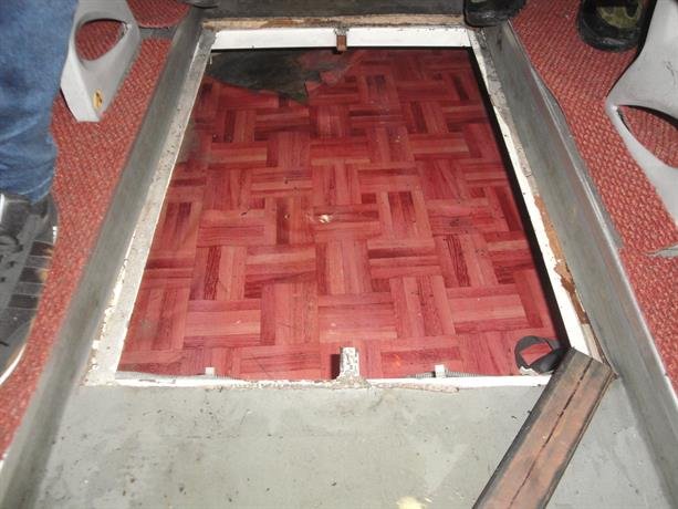 Граничен полицай откри незаконни имигранти в тайник на пода на микробус (СНИМКИ)