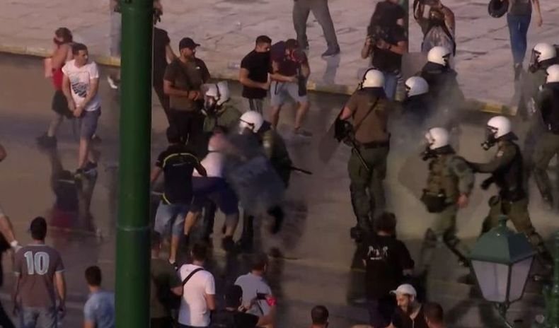 Сблъсъци по време на протест срещу задължителното ваксиниране в Атина