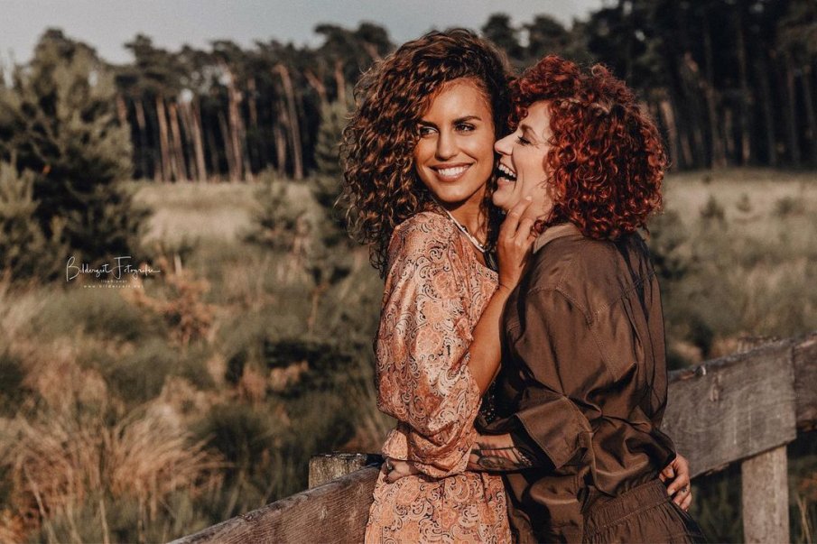 Секси танцьорка ражда дете на Люси Дяковска