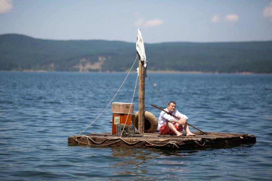 Рачков оцелява на дървен сал в яз. Искър (СНИМКА)