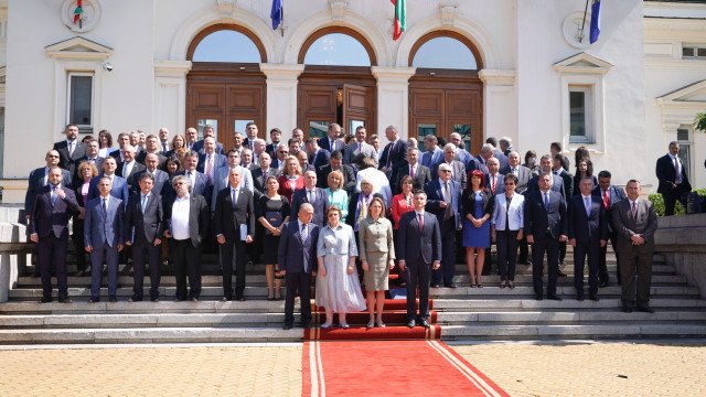 ГЕРБ и „Има такъв народ“ бойкотираха общата снимка пред Народното събрание