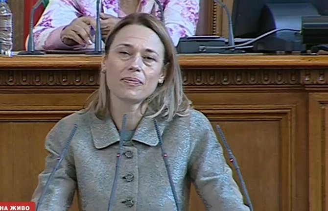 Ива Митева предлага парламентът да работи без лятна почивка