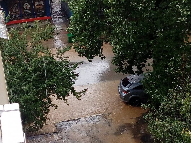 СЛЕД ПОТОПА В СЕВЕРОЗАПАДА: Мъж излезе с кану в Монтана (СНИМКИ)