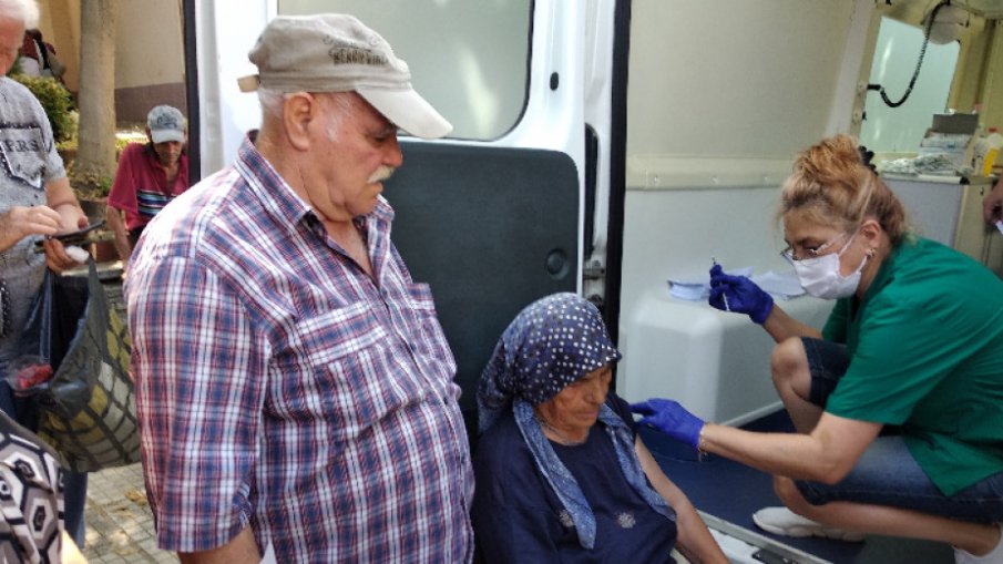 Мобилен екип ваксинира на събора в село Орлово