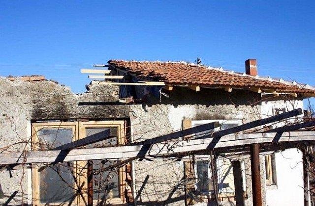 ПРИРОДНА СТИХИЯ: Торнадо отнесе покривите на къщи в Софийско