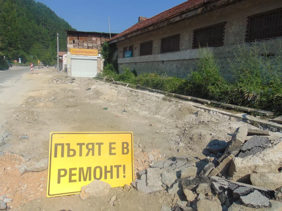 Текущи ремонти се извършват по няколко пътни платна в София