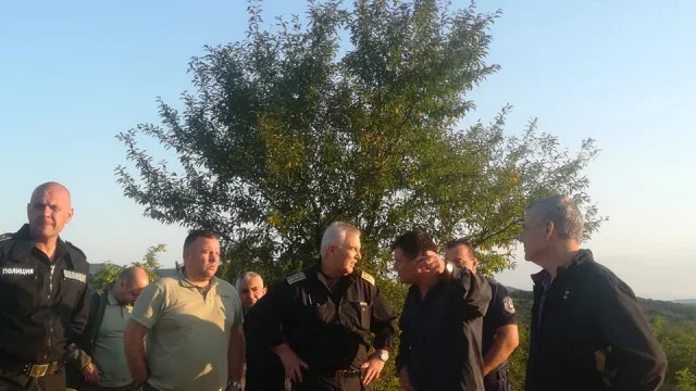 Хвърлят верижна техника срещу пожара край Свиленград