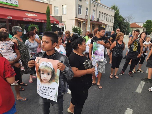 Братаница излезе на протест заради присъдата за прегазеното дете