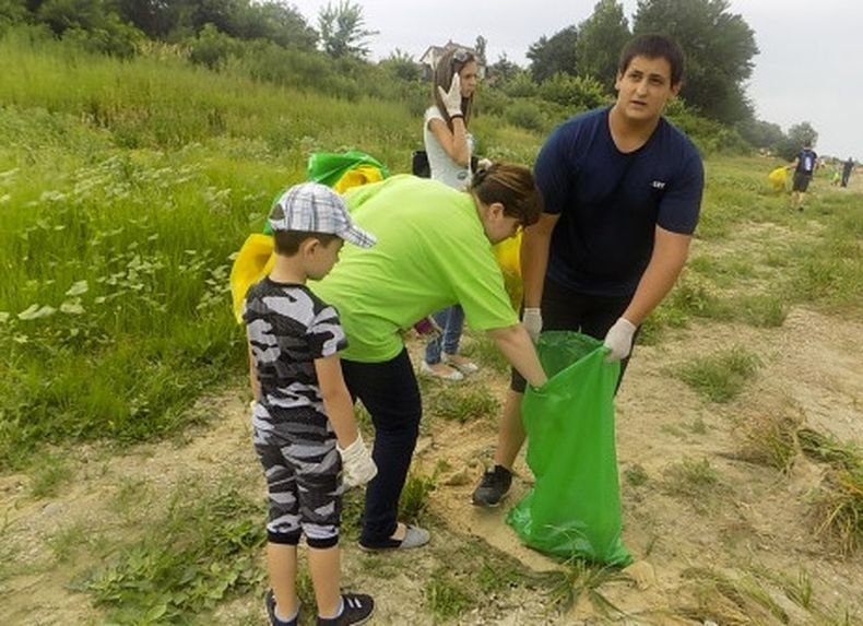 Екоактивисти и доброволци чистиха Дунав край Лом