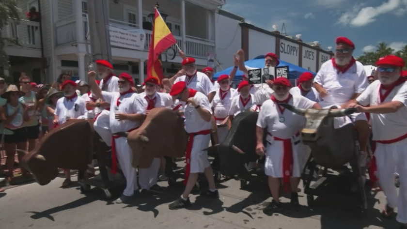 Стотици мъже се преобразиха като Хемингуей, за да пародират надбягването с бикове