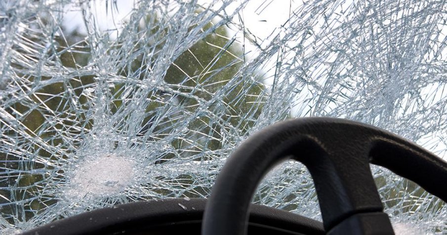 Вандали потрошиха стъклата на автомобил в Лясковец