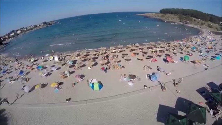 Бай Ганьо на море: Ето как тарикати си пазят чадъра и шезлонга на плаж Арапя