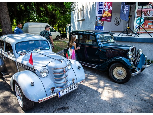 111 автомобила и десетки мотори на ретро парада в Перник
