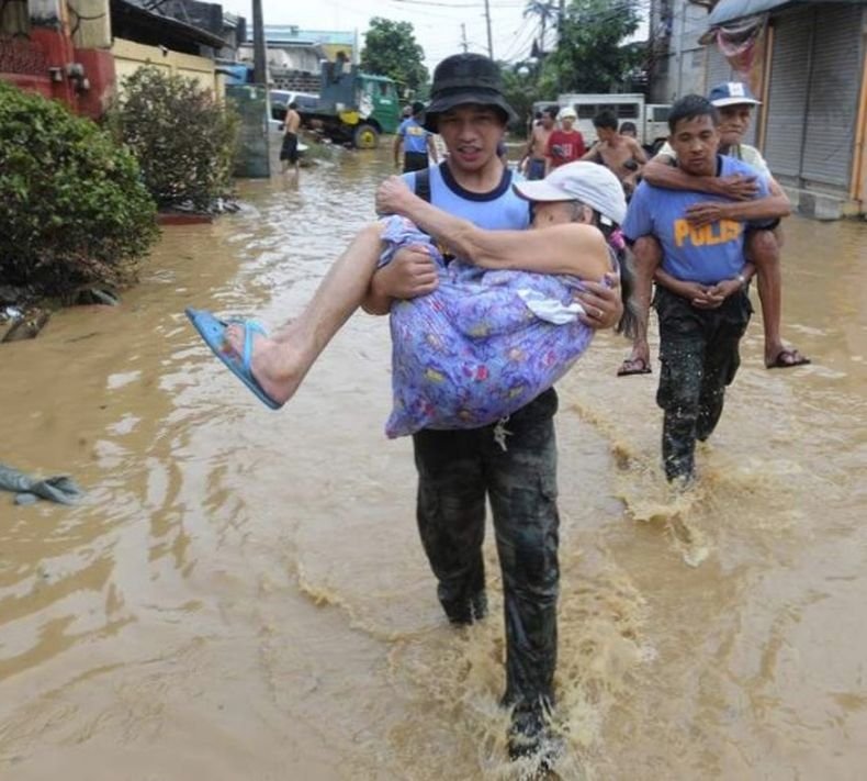 Мащабна евакуация след наводнение в Манила
